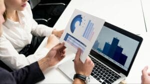Digital onboardingprocess i HR-system med automatiska steg för IT, chef och HR.